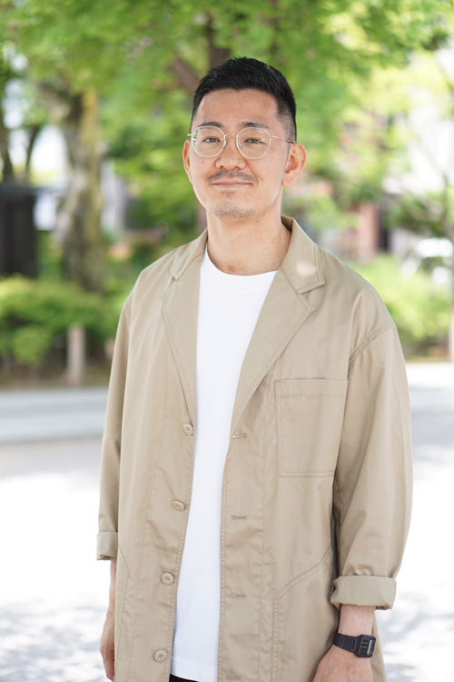 八鈴堂スタッフである鈴木雄介の顔写真